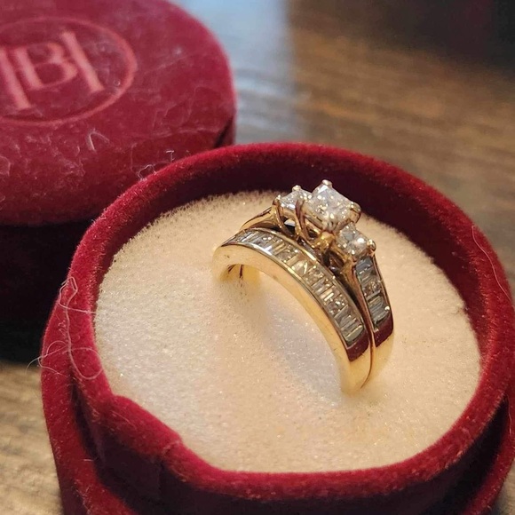 Wedding set. 1.25 total diamond. Princess cut and baguette cut. Size 6. 14k gold - Picture 4 of 9